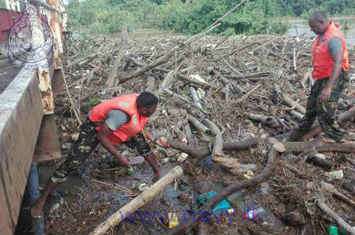 Navy assists to remove debris clogged in Wakwella Bridg 2017 5 29