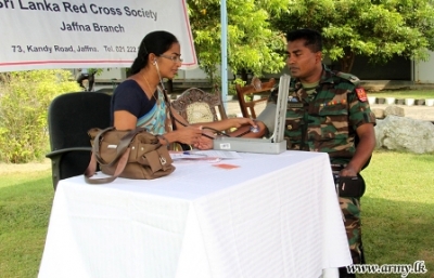 Jaffna Army troops donate blood